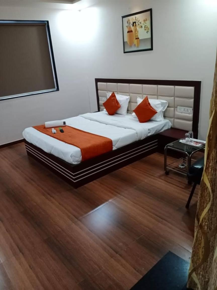 Hotel Raviraj Palace Rajkot Eksteriør billede